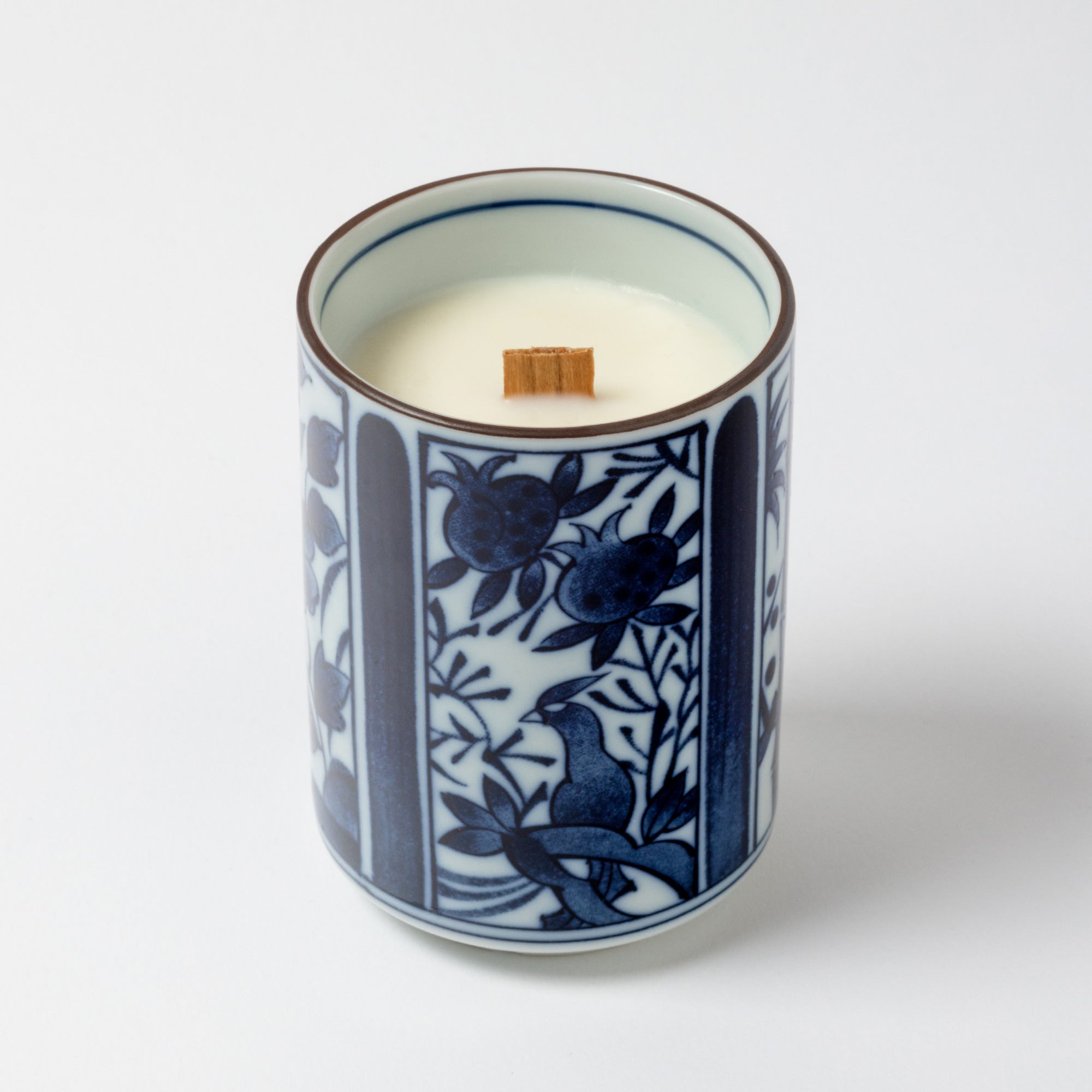 Niwa Pattern Japanese Yutori Scent Candle with wooden wick, hand poured lacquer ware tea cup